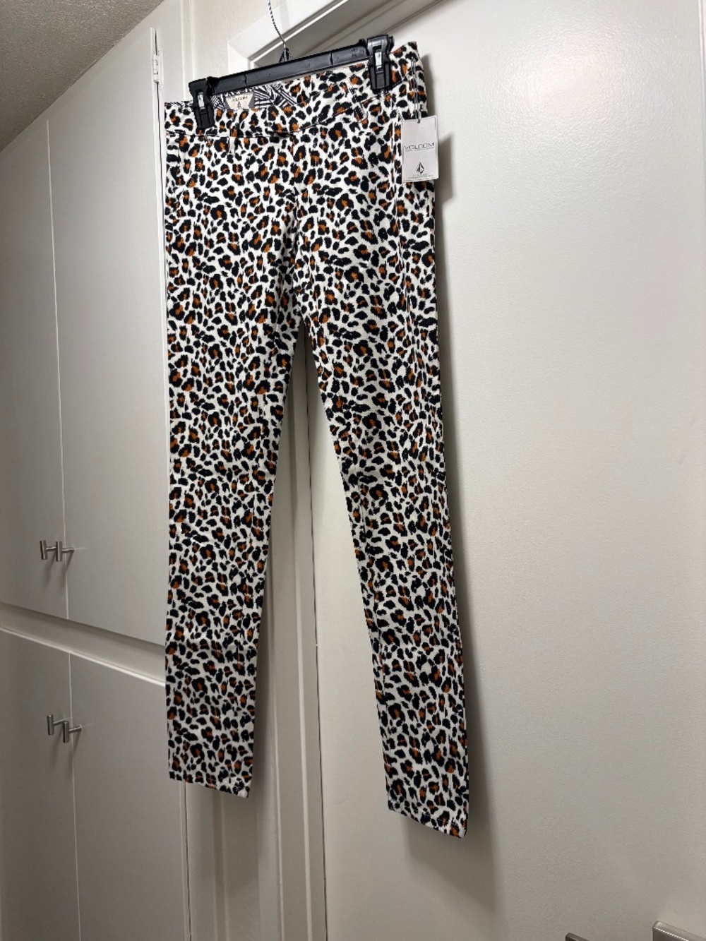 NWT Volcom cheetah print skinny jeans - size 26
